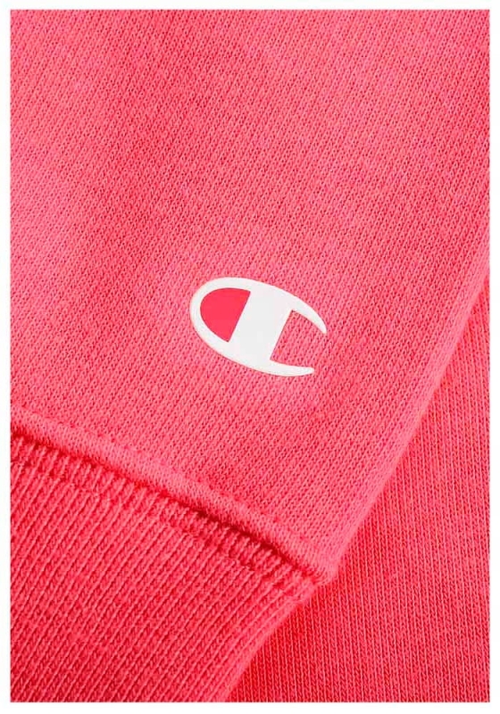 Zbliżenie na logo na rękawie koralowej bluzy damskiej Champion