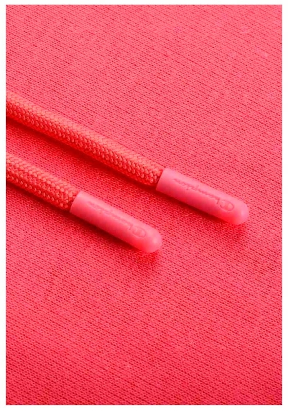 Zbliżenie na sznurki na rękawie koralowej bluzy damskiej Champion