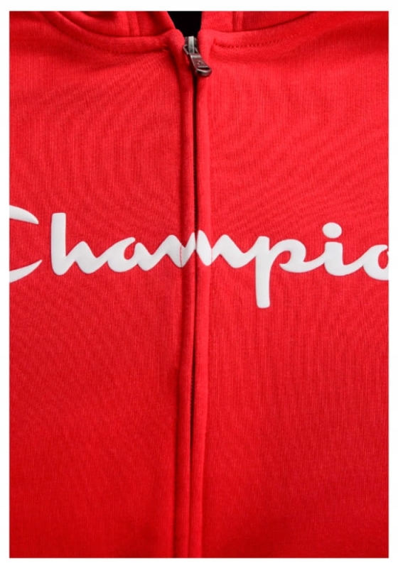 Zbliżenie na białe logo na czerwonej rozpinanej bluzie męskiej Champion