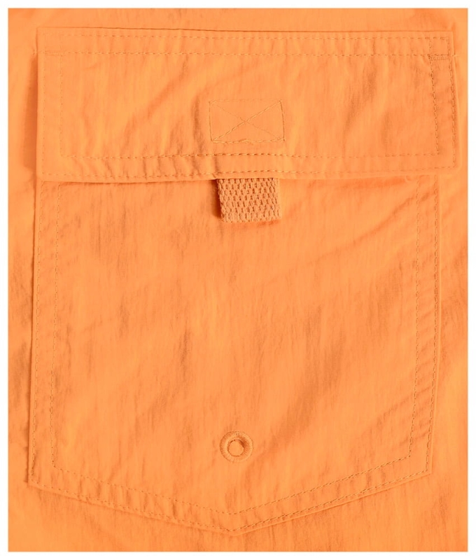 Zbliżenie na kieszonkę tylną na pomarańczowych kąpielówkach męskich Champion