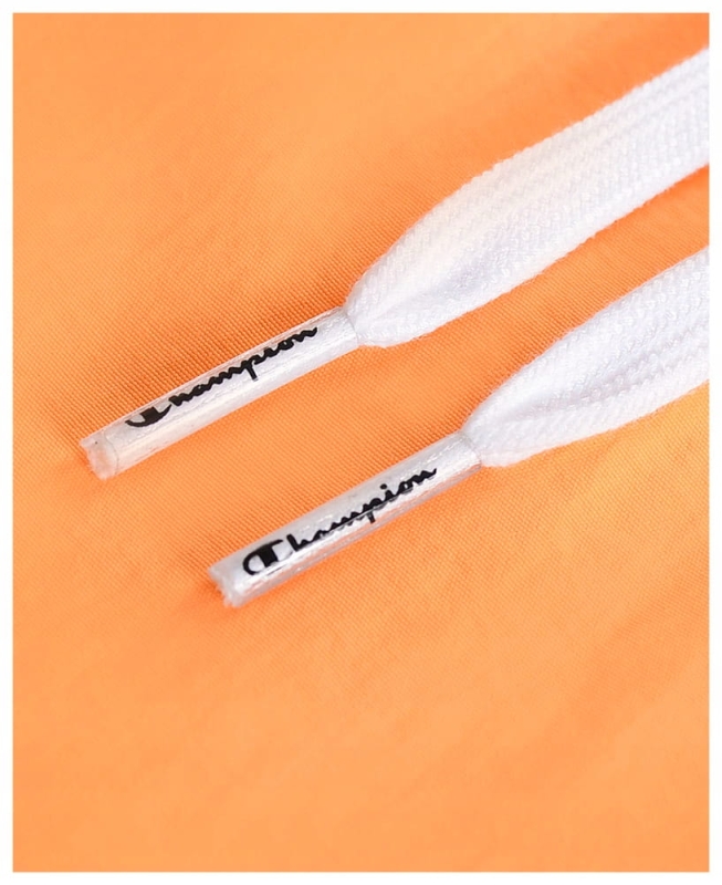 Zbliżenie na białe sznurki na pomarańczowych kąpielówkach męskich Champion