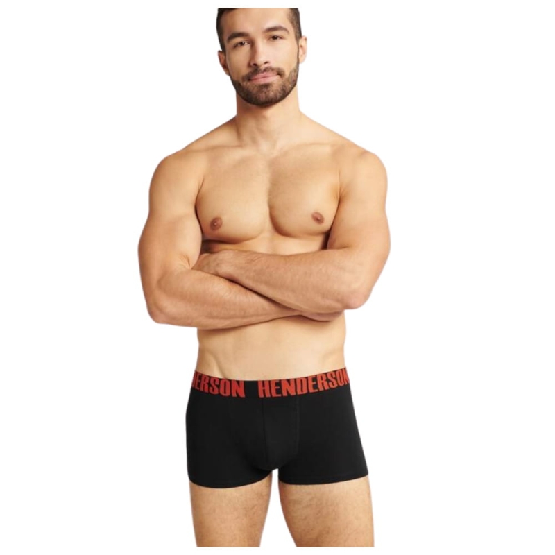 Model w czarnych bokserkach Henderson z czerwoną gumą