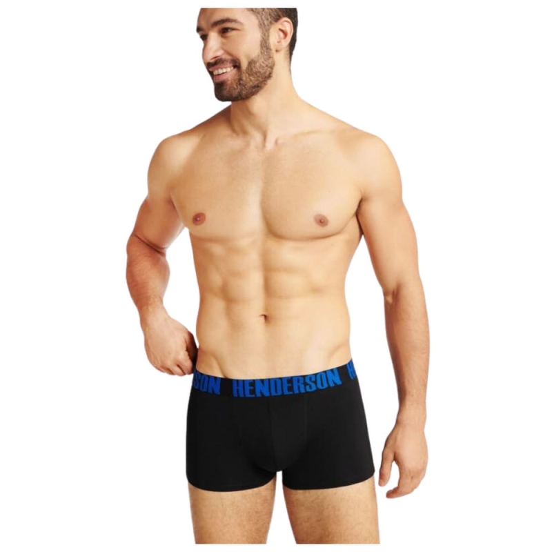 Model w czarnych bokserkach Henderson z niebieską gumą