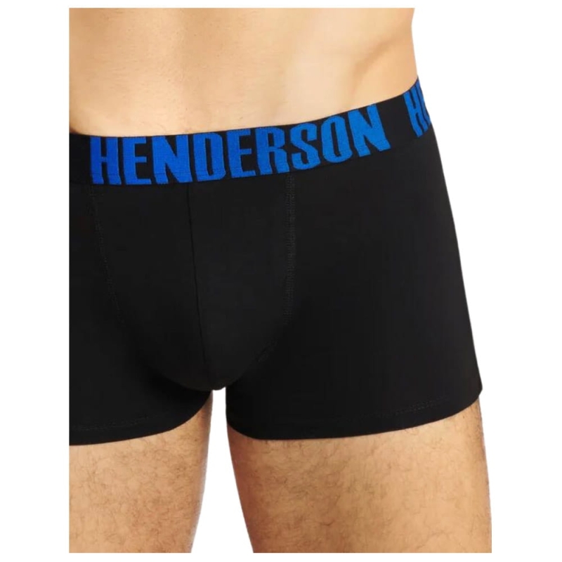 Zbliżenie na czarne bokserki z niebieskim logo Henderson