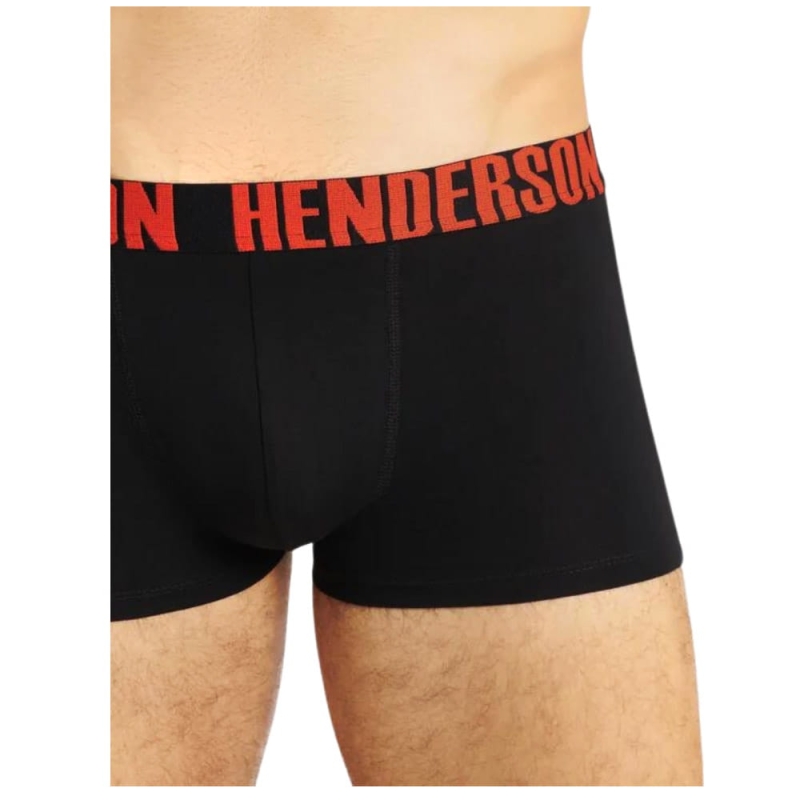 Zbliżenie na czarne bokserki z czerwonym logo Henderson