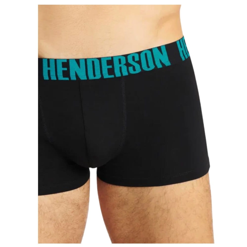 Zbliżenie na czarne bokserki z niebieskim logo Henderson