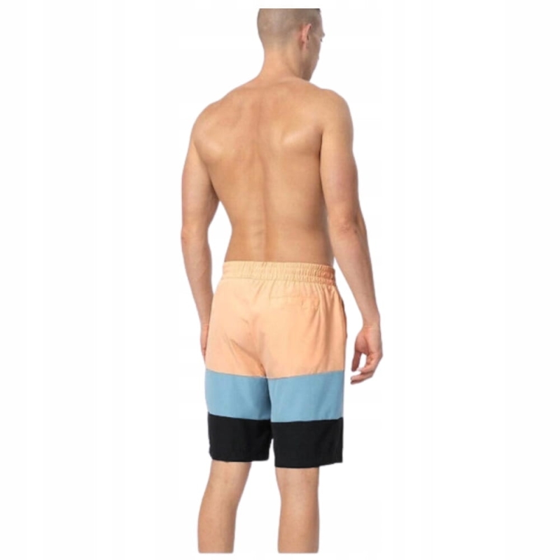 Tył szortów kąpielowych 4F na modelu bez koszulki