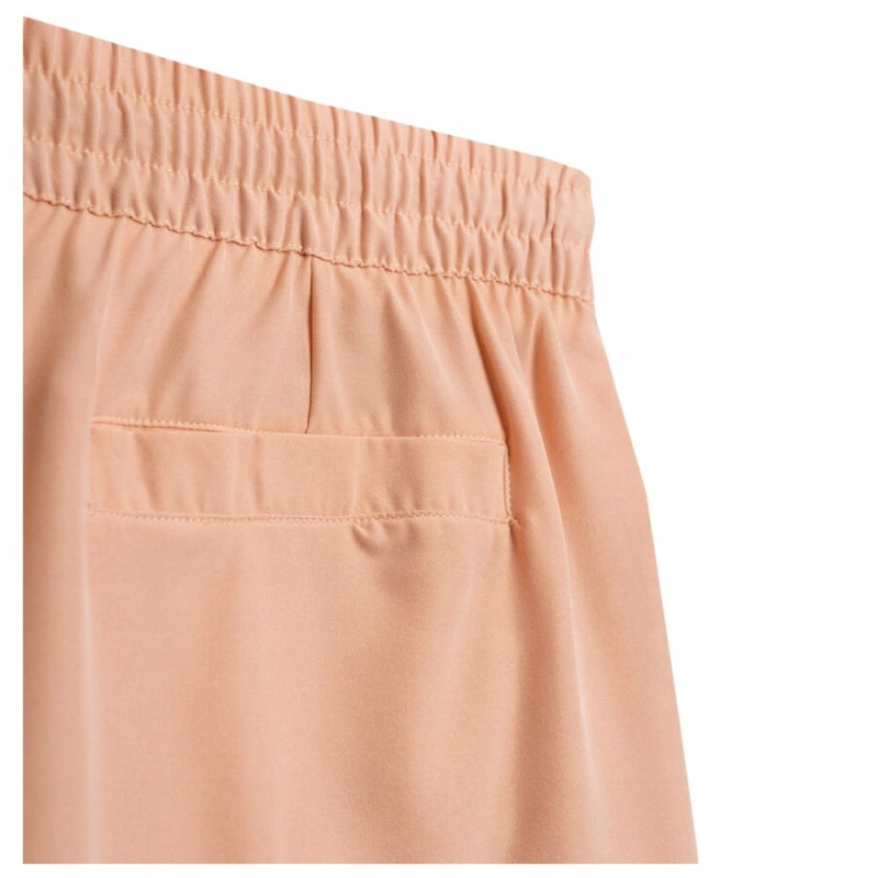 Kieszeń tylna w szortach kąpielowych 4F w kolorze beżowym