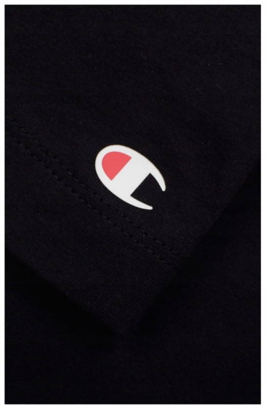 Zbliżenie na małe logo na rękawie czarnej koszulki damskiej Champion