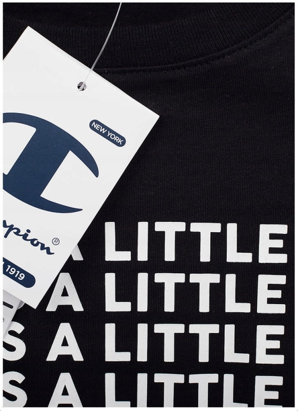 Zbliżenie na nadruk na czarnej koszulce damskiej Champion