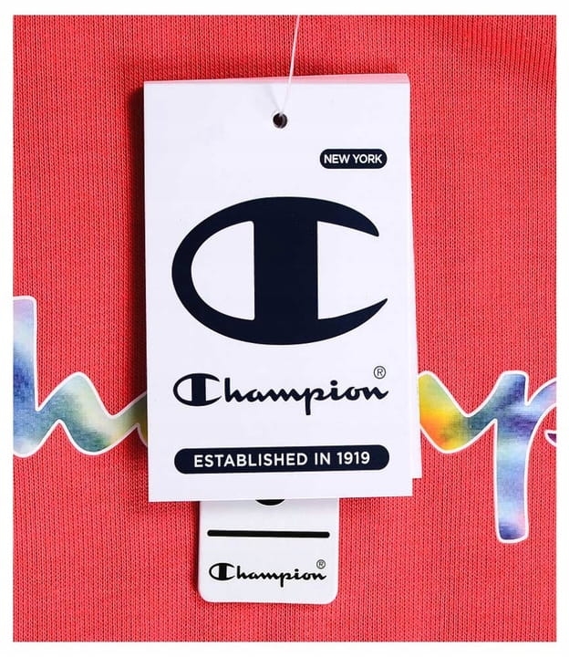 Zbliżenie na metke różowej bluzy damskiej z kapturem Champion