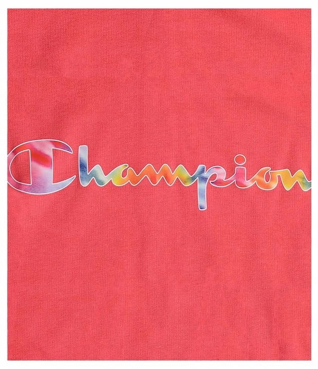 Zbliżenie na nadruk z logo różowej bluzy damskiej z kapturem Champion