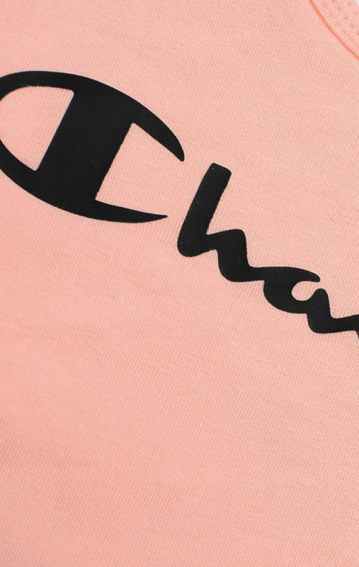 Zbliżenie na logo brzoskwiniowego topu sportowego Champion