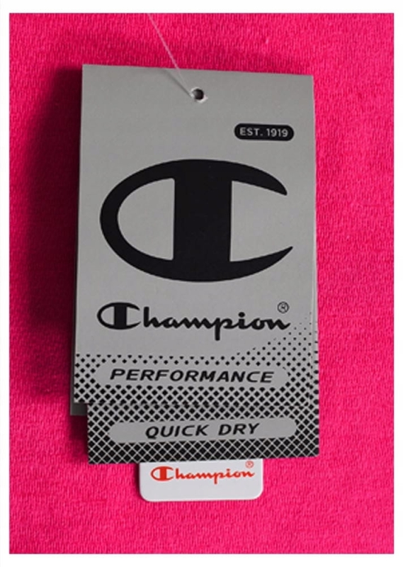 Zbliżenie na metkę różowego topu sportowego Champion