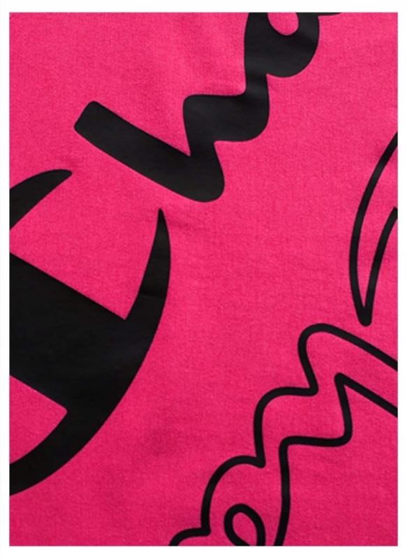 Zbliżenie na czarne logo różowego topu sportowego Champion