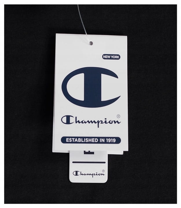 Zbliżenie na metkę na czarnej koszulce damskiej Champion