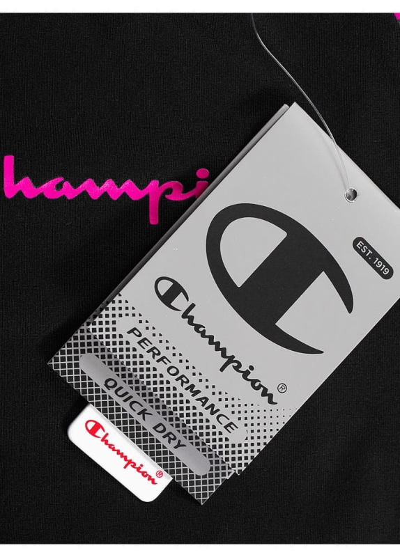 Zbliżenie na metkę Topu sportowego Champion