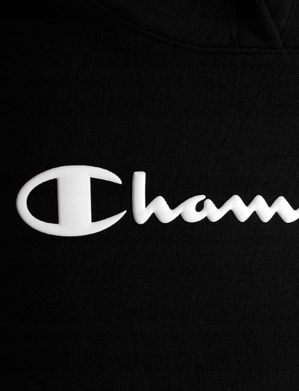 Zbliżenie na logo czarnej bluzy damskiej z kapturem Champion