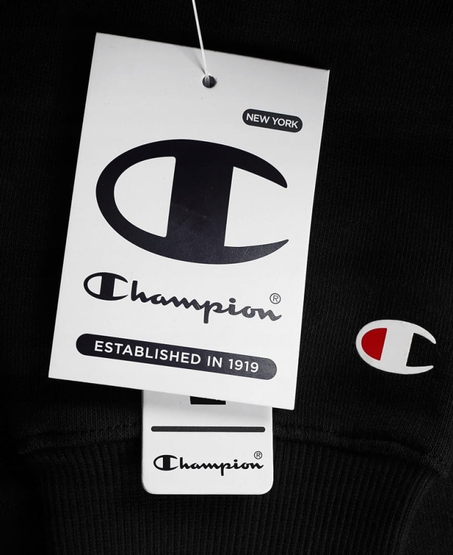 Zbliżenie na metkę czarnej bluzy damskiej z kapturem Champion