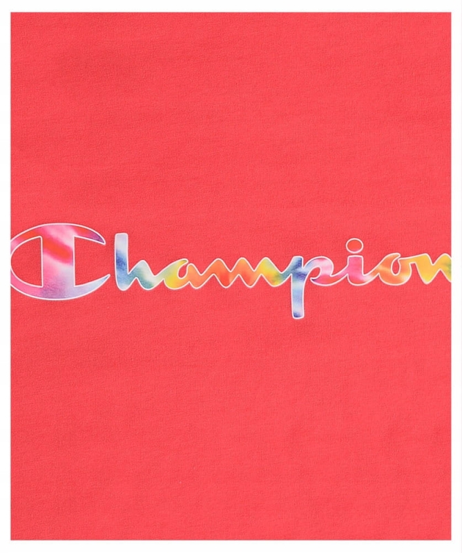 Zbliżenie na logo na różowej koszulki damskiej Champion