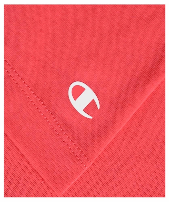 Zbliżenie na logo na rękawie różowej koszulki damskiej Champion