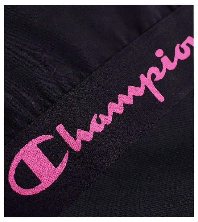 Zbliżenie na różowe logo na czarnym topie damskich Champion