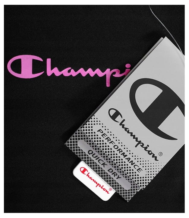 Zbliżenie na różowe logo i metkę na czarnym topie damskich Champion