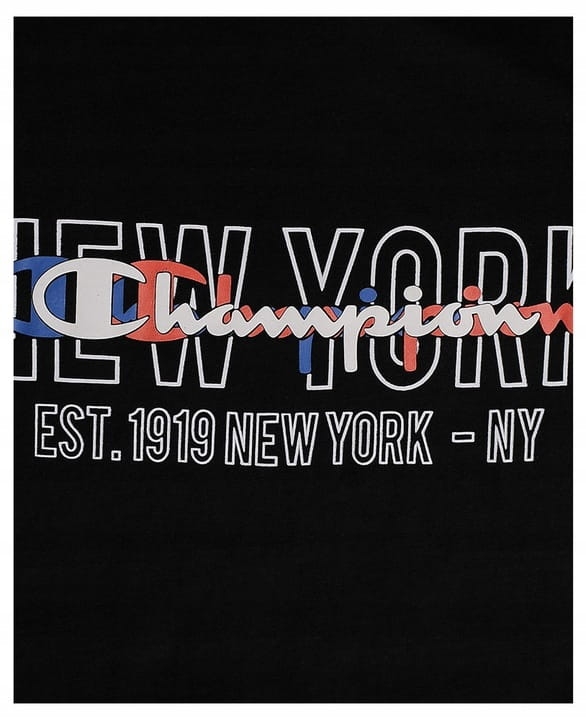 Zbliżenie na grafikę z logo na czarnej koszulce męskiej Champion