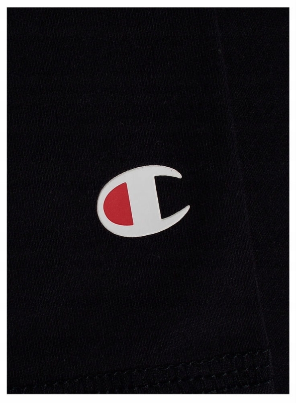 Zbliżenie na logo na czarnej koszulce męskiej Champion