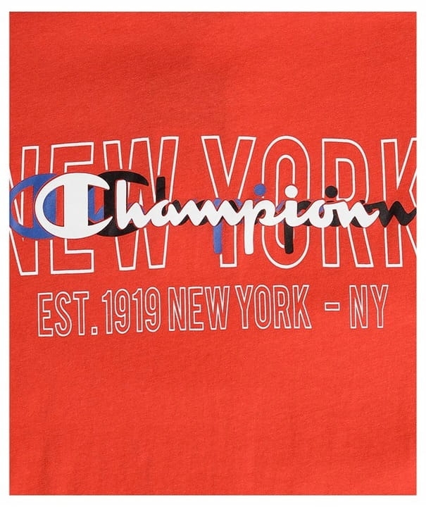 Zbliżenie na grafikę na czerwonej koszulce Champion