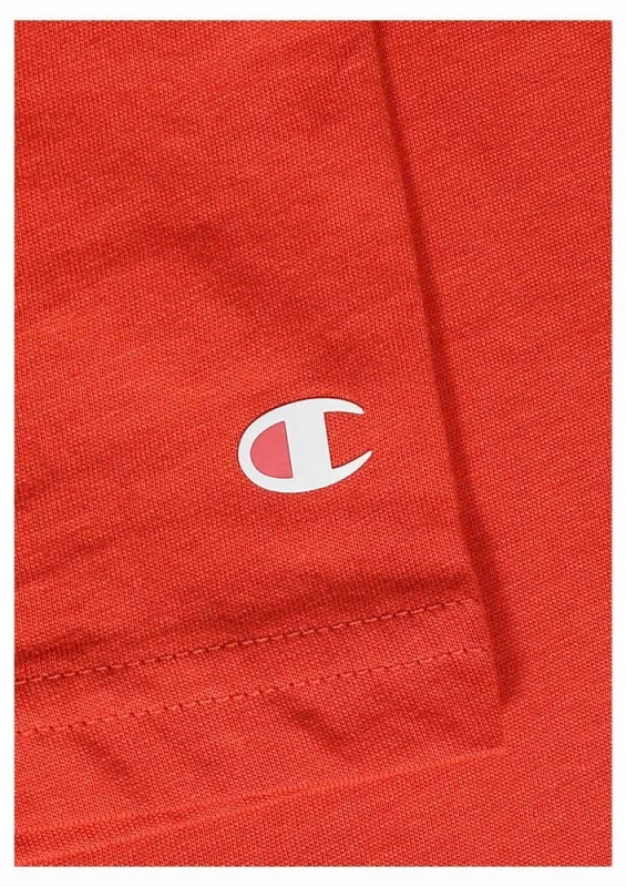 Logo Champion na rękawku czerwonej koszulki męskiej
