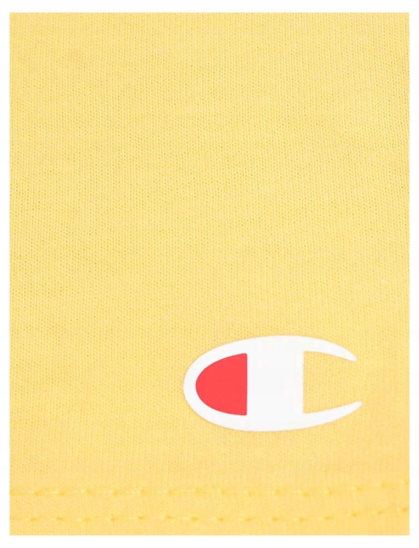 Zbliżenie na logo na rękawie żółtej koszulki Champion