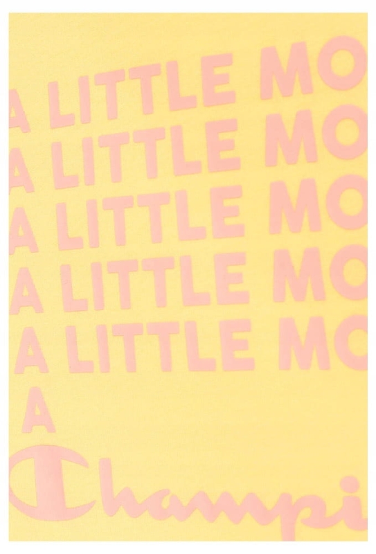 Zbliżenie na nadruk żółtej koszulki Champion