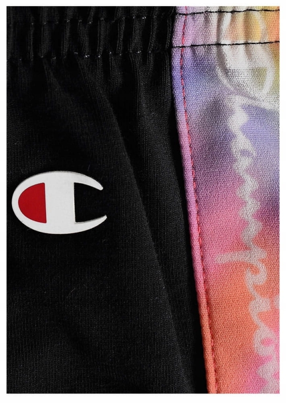 Zbliżenie na małe logo Champion na czarnych spodenkach damskich