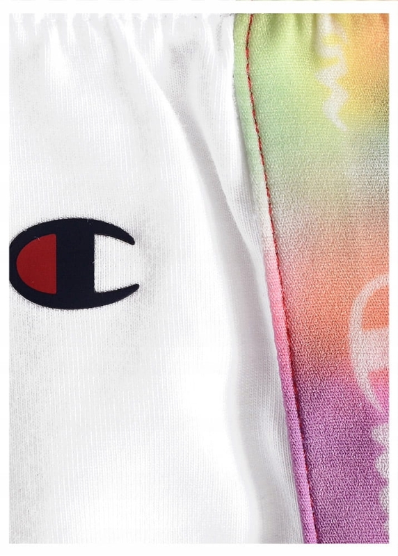 Zbliżenie na czarne logo na białych spodenkach damskich Champion