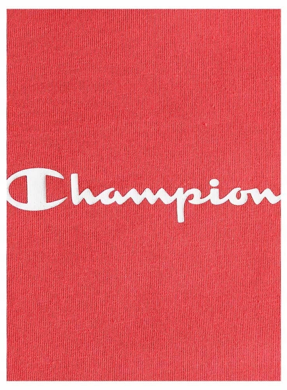 Zbliżenie na logo Champion na różowym topie damskim