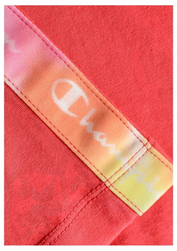 Zbliżenie na logo Champion na rękawie różowego topu damskim