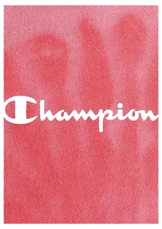 Zbliżenie na białe logo na różowej bluzy damskiej Champion