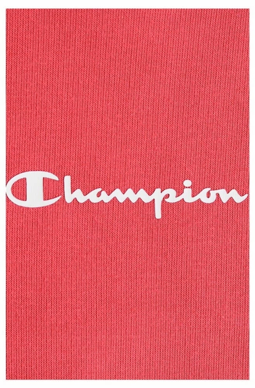Zbliżenie na logo Champion na różowej bluzie damskiej