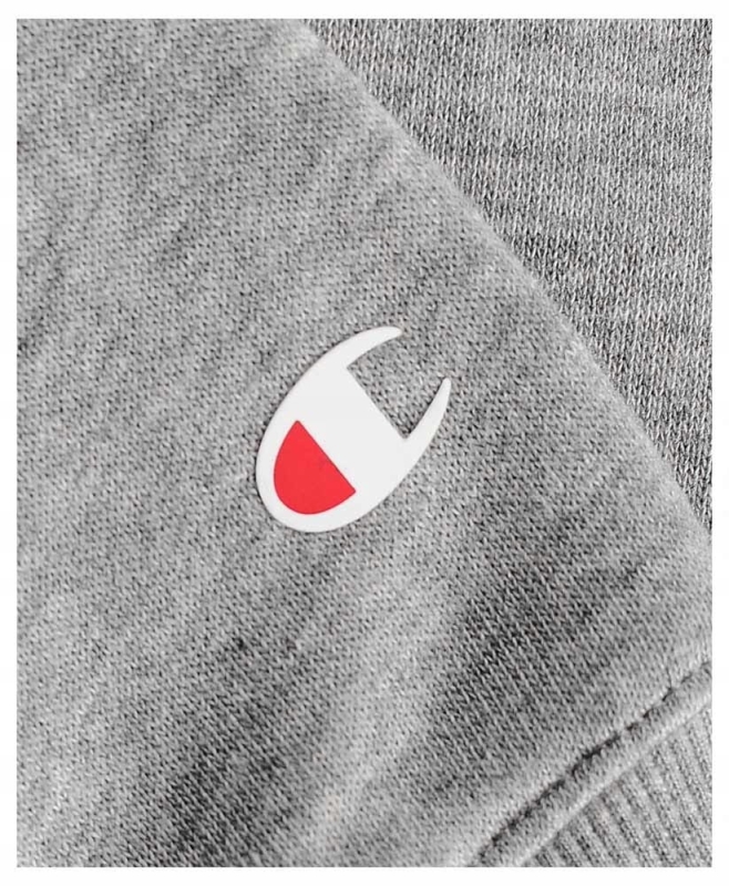 Zbliżenie na logo na rękawie szarej bluzy damskiej Champion