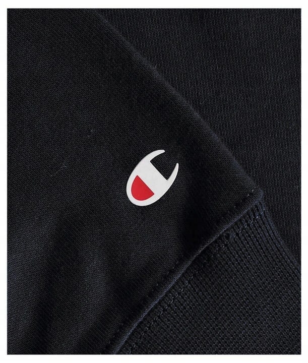 Zbliżenie na logo na czarnej bluzie męskiej Champion