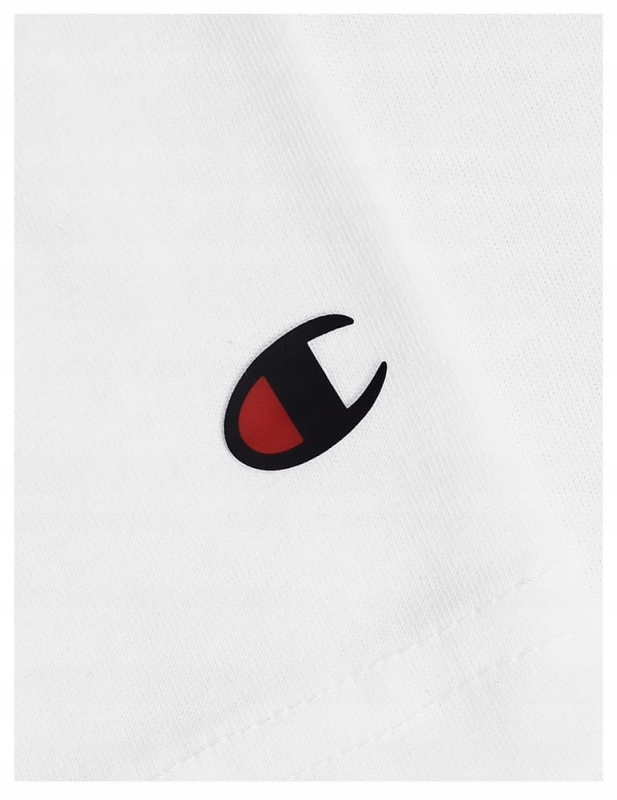 Zbliżenie na logo na białej koszulce męskiej Champion