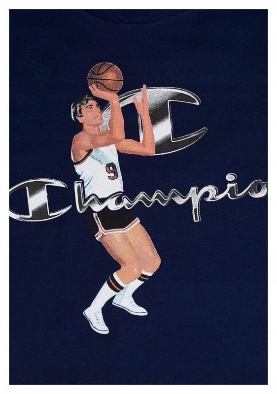Zbliżenie na grafikę na granatowej koszulce męskiej Champion