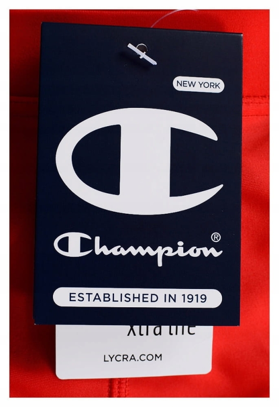 Zbliżenie na metkę na czerwonych Kąpielówkach męskich Champion