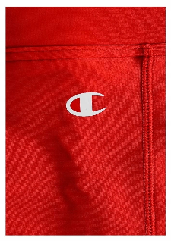 Zbliżenie na małe logo na czerwonych Kąpielówkach męskich Champion