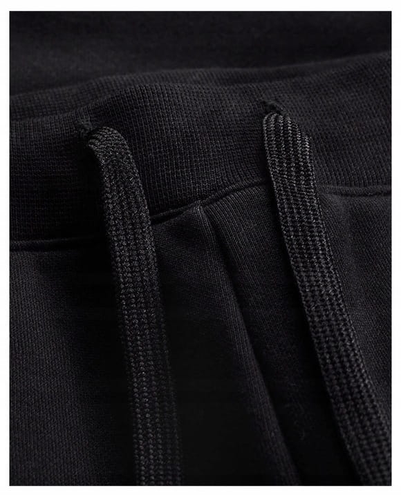 Zbliżenie na sznurki od czarnych spodni dresowych Champion