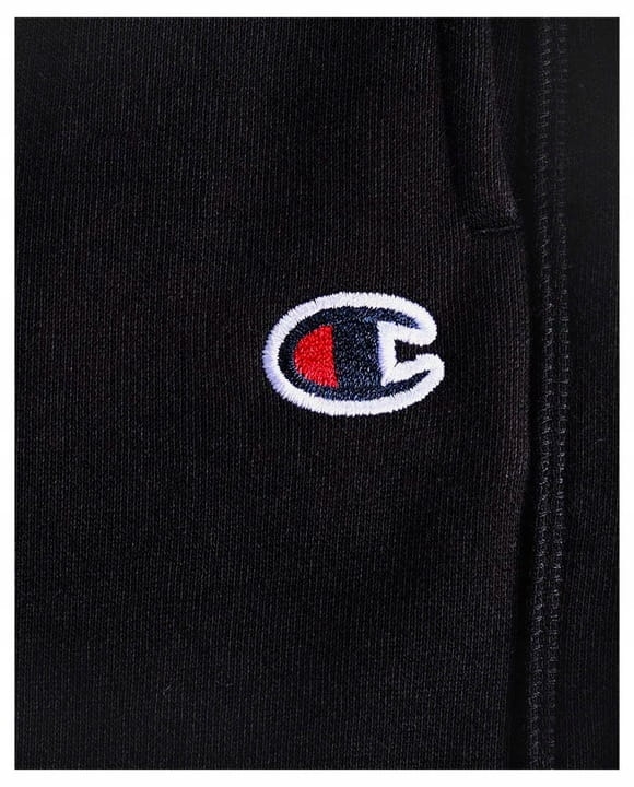 Zbliżenie na logo na czarnych spodni dresowych Champion