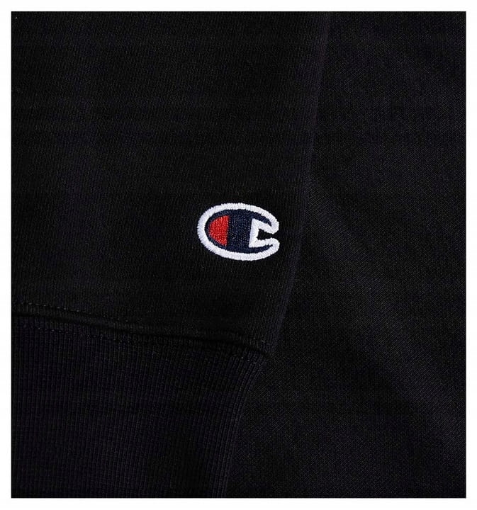 Zbliżenie na logo na rękawie czarnej bluzy męskiej Champion