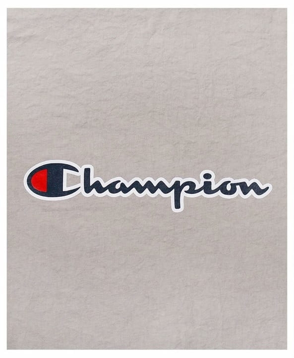 Zbliżenie na logo Champion szarej kurtki męskiej