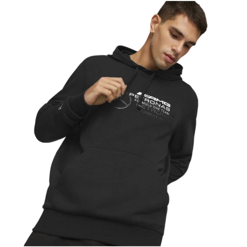 Model w bluzie męskiej PUMAxMercedes z kapturem Model
